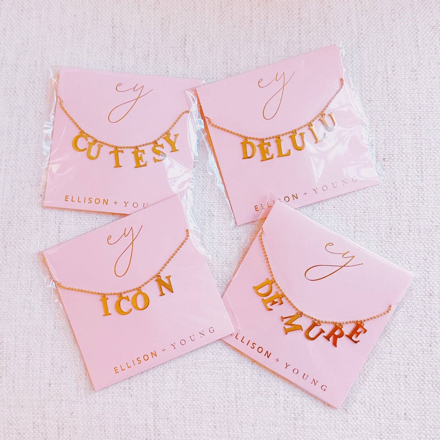 DELULU NECKLACE